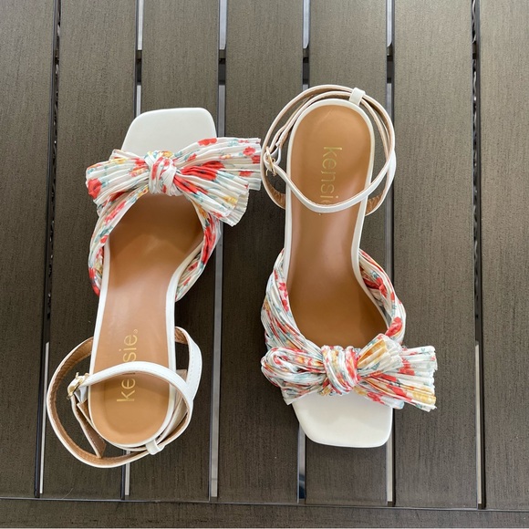Kensie Shoes - KENSIE KADENCE FLORAL BOW BLOCK HEEL SANDALS!!